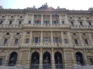Art. 337 c.p.: sulla configurabilità di un unico reato nel caso di resistenza a più pubblici ufficiali Art. 337 c.p.: sulla configurabilità di un unico reato nel caso di resistenza a più pubblici ufficiali