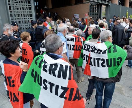 Familiari delle vittime durante la prima udienza preliminare del processo Eternit bis presso il Palazzo di Giustizia Bruno Caccia, Torino, 12 Maggio 2015. ANSA/ ALESSANDRO DI MARCO