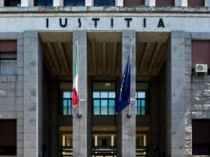 Decreto di giudizio immediato e avviso di poter chiedere la sospensione del procedimento con messa alla prova: sollevata questione di legittimità costituzionale Decreto di giudizio immediato e avviso di poter chiedere la sospensione del procedimento con messa alla prova: sollevata questione di legittimità costituzionale