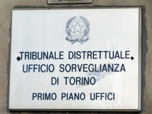 Sulla differenza tra misure di sicurezza detentive e misura della libertà vigilata con obbligo di sottoporsi a programma terapeutico presso una comunità Sulla differenza tra misure di sicurezza detentive e misura della libertà vigilata con obbligo di sottoporsi a programma terapeutico presso una comunità