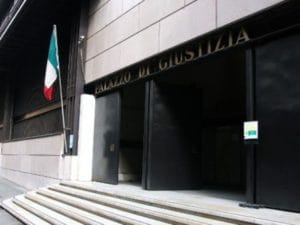 In attesa delle Sezioni Unite, il Tribunale di Genova riconosce la liceità della commercializzazione dei prodotti derivati dalla Cannabis Sativa L a condizione che il principio attivo sia inferiore alla soglia dello 0,5% In attesa delle Sezioni Unite, il Tribunale di Genova riconosce la liceità della commercializzazione dei prodotti derivati dalla Cannabis Sativa L a condizione che il principio attivo sia inferiore alla soglia dello 0,5%