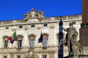 La Corte costituzionale sottopone due questioni pregiudiziali alla Corte UE in tema di mandato di arresto europeo. La Corte costituzionale sottopone due questioni pregiudiziali alla Corte UE in tema di mandato di arresto europeo.