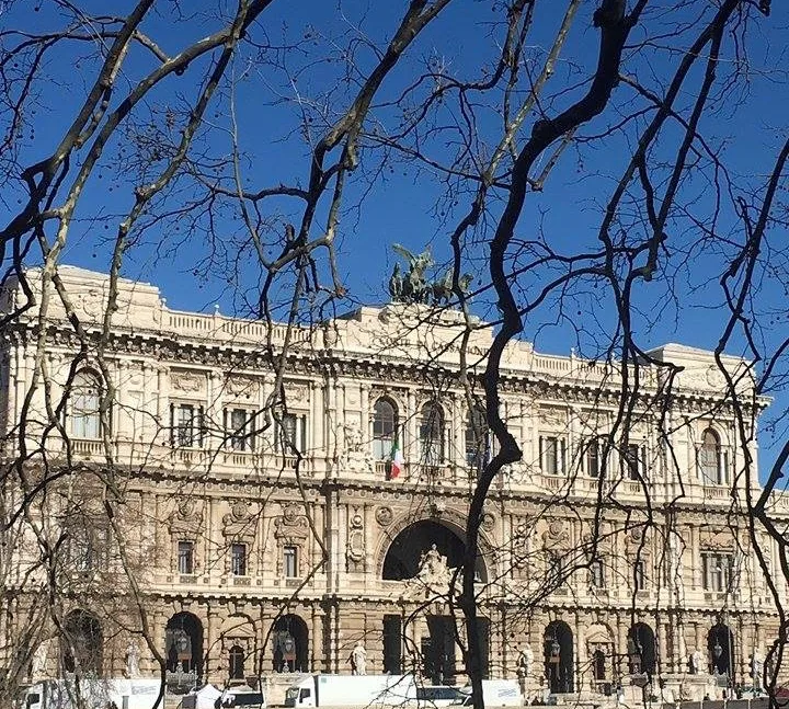 La proporzionalità del trattamento sanzionatorio complessivamente irrogato per abusi di mercato: disapplicazione in toto vs disapplicazione in mitius della norma interna Cassazione