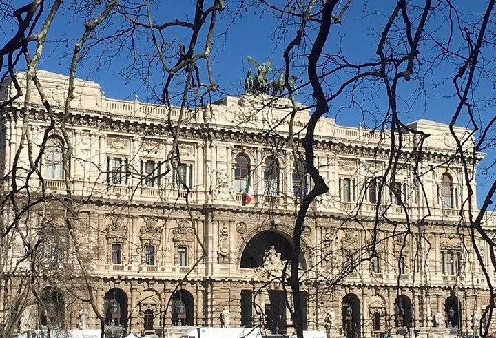 Confisca per equivalente e prescrizione del reato. Le contrastanti indicazioni del Giudice di legittimità e i seri dubbi sulla compatibilità con il dettato costituzionale. Cassazione