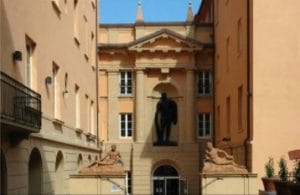 Il Tribunale di Bologna sulla configurabilità del reato di esercizio arbitrario delle proprie ragioni in luogo dell’estorsione in capo al terzo “non concorrente” nel reato proprio non esclusivo: un’applicazione concreta dei principi formulati dalle Sezioni Unite Il Tribunale di Bologna sulla configurabilità del reato di esercizio arbitrario delle proprie ragioni in luogo dell’estorsione in capo al terzo “non concorrente” nel reato proprio non esclusivo: un’applicazione concreta dei principi formulati dalle Sezioni Unite