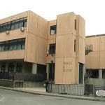 Porto di armi o oggetti atti ad offendere e sussistenza di circostanze di tempo e luogo dimostrative del pericolo di offesa alla persona: sollevata questione di legittimità costituzionale dell'art. 4 c. 2, prima parte, Legge 110/1975